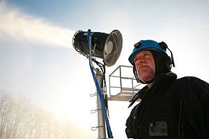 Efficient snowmaking fan guns